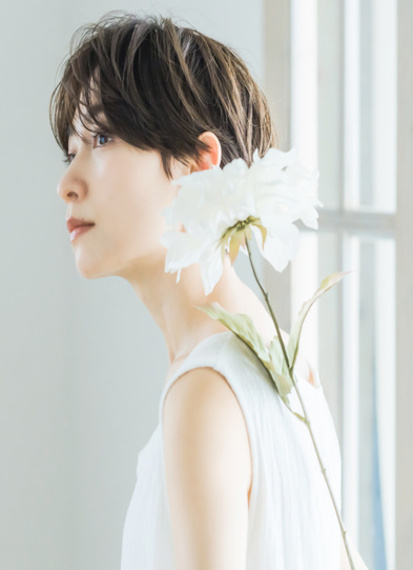花を持った女性